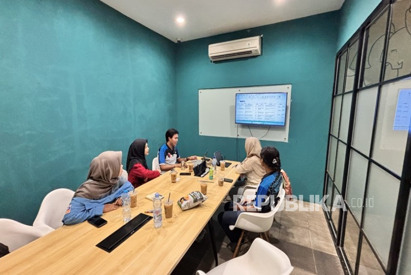 Tim UNM melakukan pendampingan transformasi digital di Taekwondo Valentino Club. Ini akan membuat klub tersebut memiliki sistem manajemen berbasis digital.