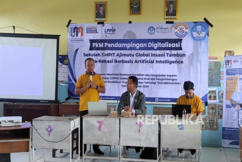 Tim UNM memberikan pendampingan digitalisasi sekolah berbasis AI di SMPIT Ajimutu Global Insani, Bekasi. 