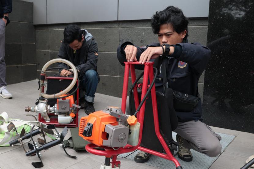 Tim Unpas membuat alat pemadam kebakaran yang lebih compact bernama Portable Fire Pump.