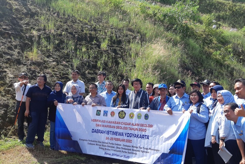 Tim Verifikasi Kawasan Cagar Alam Geologi dan Warisan Geologi melakukan peninjauan ke Gunung Wungkal (Bukit Pandawa), Selasa (25/2).