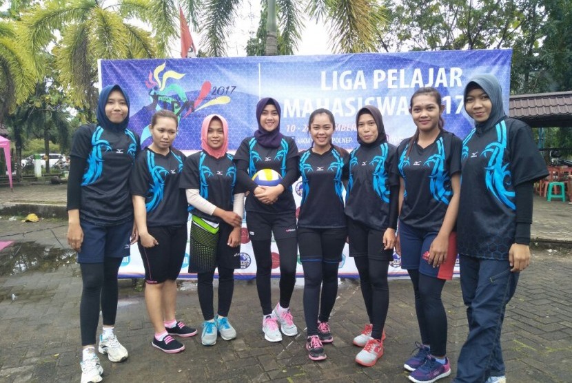 Tim voli putri AMIK BSI Pontianak yang berlaga di Liga Voli LPM sekota Pontianak.  