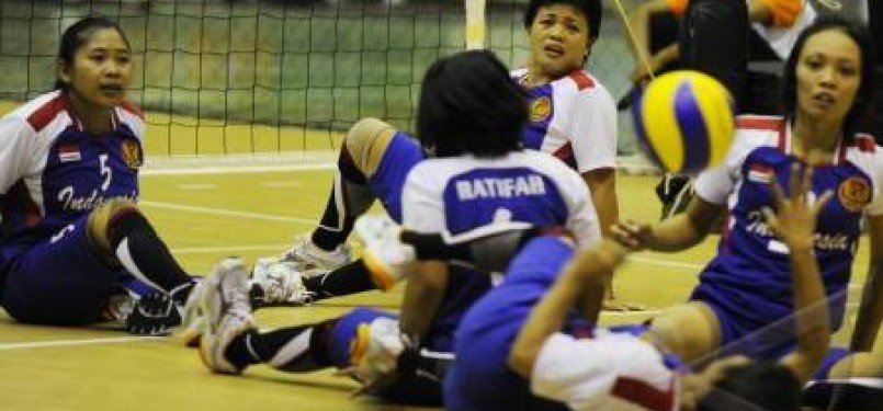 Tim voli putri Indonesia beraksi dalam pertandingan cabang Voli Duduk Putri ASEAN Paragames (APG) VI di GOR Manahan, Solo, Jawa Tengah.