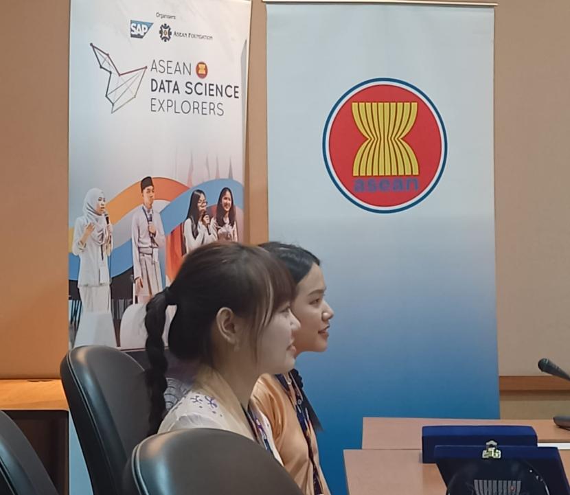 Tim Walaoeh asal Malaysia yang terdiri Yen May Lee dan Jie Si Yee menjadi juara di ajang ASEAN Data Science Explorers (DSE) Regionals Finals 2023. 