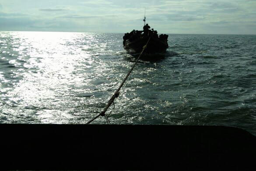 Pengamanan TKI ilegal dari Malaysia yang diangkut menggunakan kapal kayu (ilustrasi)