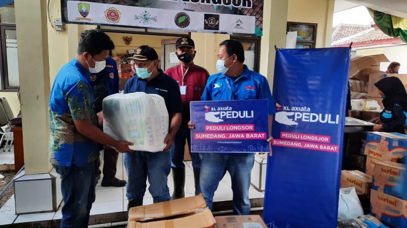 Tim XL Axiata menyerahkan secara langsung bantuan tanggap darurat tersebut di Posko Desa Cihanjuang, Kecamatan Cimanggung, Kabupaten Sumedang.