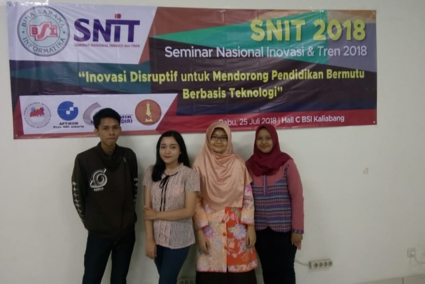 Tim yang terdiri dari Cahyasari Semesta, Keflika Dokah dan Ika Trianti ini berhasil menjadi salah satu pembicara terbaik setelah mempresentasikan karya ilmiahnya di antara 60 karya ilmiah lainnya dihadapan reviewer dan peserta SNIT 2018.