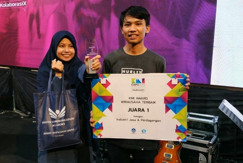 Tim Youth Communication Academy dari Universitas Amikom Yogyakarta yang menjadi juara satu wirausaha terbaik kategori industri jasa dan perdagangan KMI Award 2019.