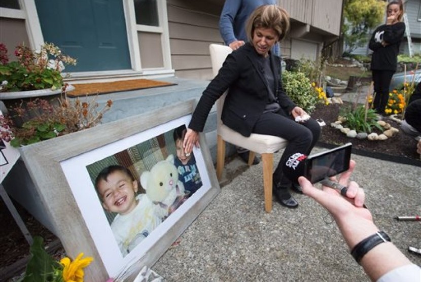 Tima Kurdi, bibi dari Alan Kurdi (sebelumnya Aylan) saat berbicara kepada media di rumahnya di British Columbia, Canada, Kamis (3/9).