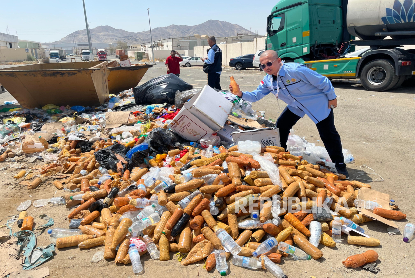 Timbunan botol yang berisi air zamzam dari jamaah haji dibuang lantaran tak lolos pemeriksaan di Gudang Air Gate Kargo, Makkah, Arab Saudi, Senin (16/6/2025). Banyak anggota jamaah haji RI coba mengakali dengan melakban dan memasukkannya ke dalam koper besar, namun tetap terdeteksi pemeriksaan X Ray di bandara.