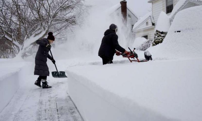 Timbunan salju setinggi satu meter menyelimuti kota bagian utara New York.