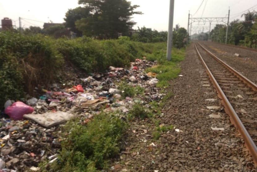 Timbunan sampah di sekitar rel kereta api Stasiun Tambun, Tambun Selatan, Kabupaten Bekasi, Senin (6/5). 
