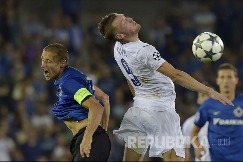  Timmy Simons (Brugge) berebut bola dengan Jamie Vardy (Leicester City)