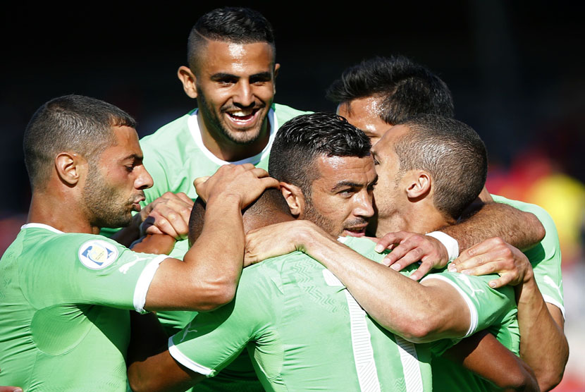 Timnas Aljazair melakukan selebrasi usai menjebol gawang Armenia dalam laga uji coba jelang Piala Dunia 2014 Brasil. 