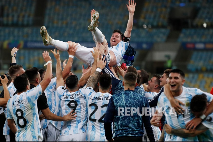  Timnas Argentina merayakan keberhasilannya meraih juara Copa America 2021 setelah Argentina berhasil mengalahkan Brasil pada laga final Copa America 2021 di Stadion Maracana, Ahad (11/7/2022).  