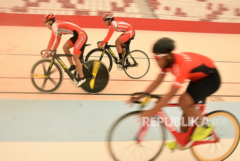 Timnas balap sepeda Indonesia memacu kecepatan sepedanya saat mengikuti pemusatan latihan di Jakarta International Velodrome, Rawamangun, Jakarta, Jum'at (13/7). 