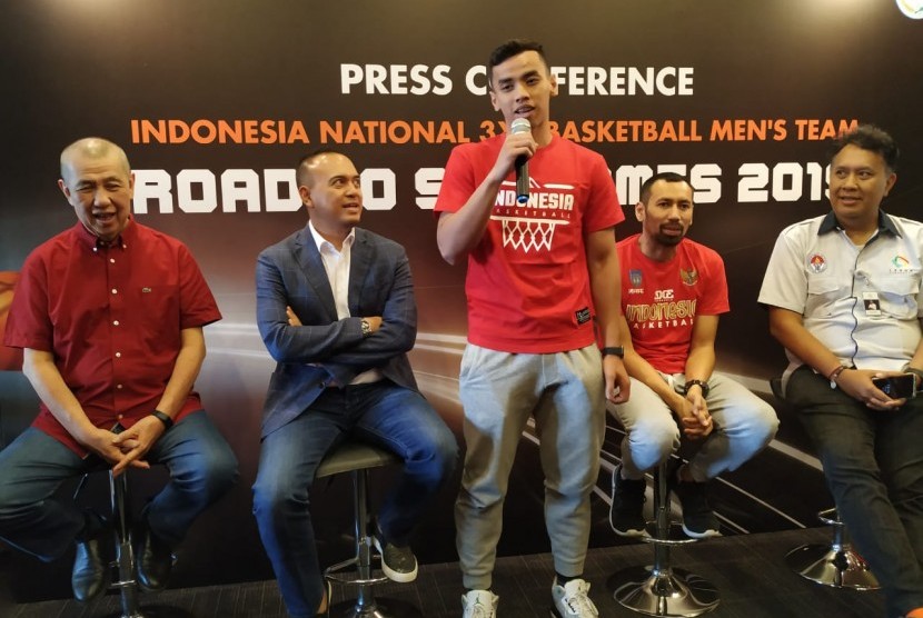 Timnas basket 3x3 Putra Targetkan emas SEA Games 2019. pelatih timnas basket 3x3 putra Ali Budimansyah (kedua kanan) dan manajer Rama Datau (kedua kiri).