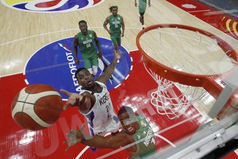 Timnas Basket Korea Selatan bertanding lawang Timnas Basket Nigeria di Piala Dunia Basket FIBA 2019 di Wuhan Sport Center, Wuhan, Cina, pada Rabu (9/4).