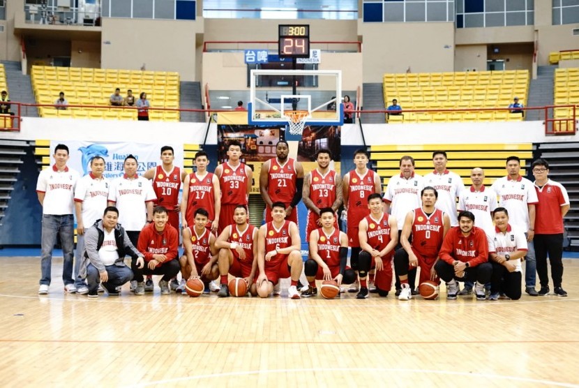Timnas basket putra Indonesia (ilustrasi). Timnas basket putra Indonesia akan memperebutkan perunggu setelah kalah dari Filipina di semifinal SEA Games 2019.