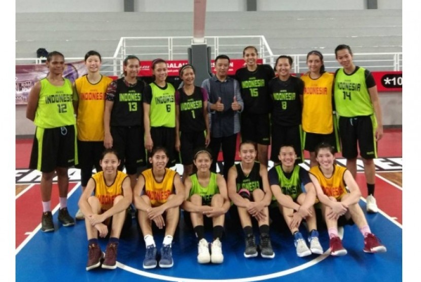 Timnas basket putri yang menjalani TC di Cirebon bersama Menpora Imam Nahrawi.