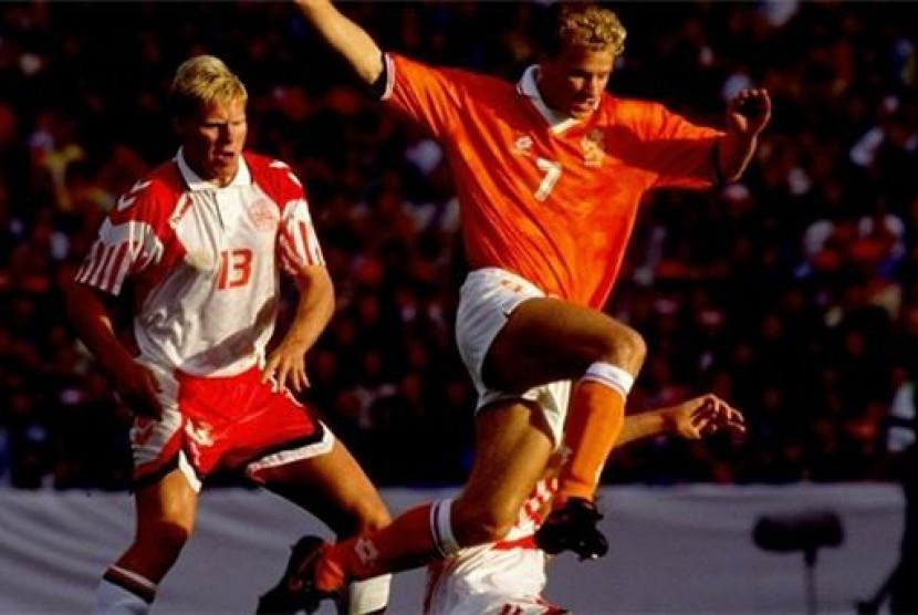 Timnas Belanda membalikkan keadaan untuk memaksa Denmark memainkan duel penalti dalam laga semifinal Piala Eropa 1992. Namun, Belanda akhirnya kalah 4-5.