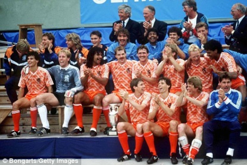 Timnas Belanda merayakan keberhasilan mereka usai memastikan diri meraih gelar juara Piala Eropa 1988. 