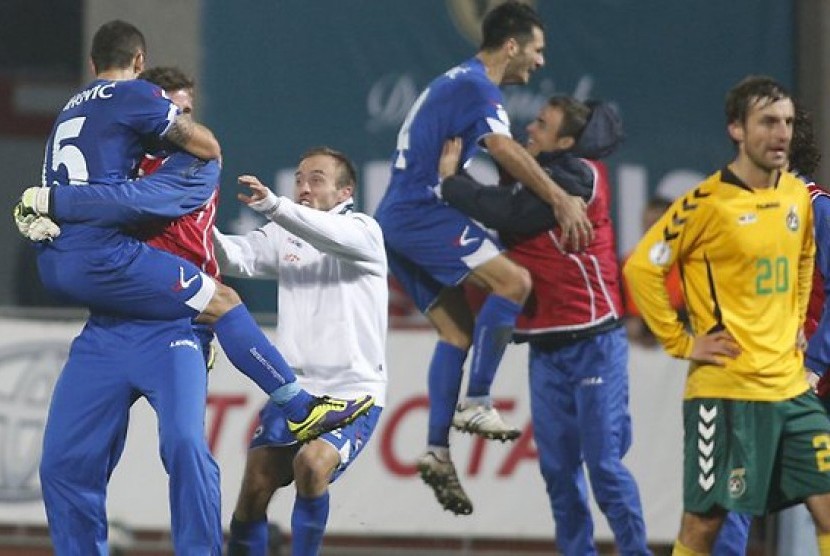 Timnas Bosnia merayakan kelolosan ke Piala Dunia untuk kali pertama.