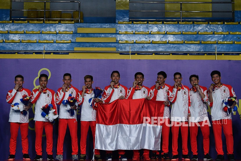 Timnas bulu tangkis putra Indonesia menunjukkan medali emas saat menjuarai nomor beregu putra SEA Games 2019 di Kompleks Olahraga Muntinlupa, Manila, Filipina, Rabu (4/12/2019). 