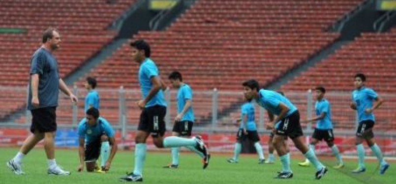 Timnas Filipina melakukan latihan dan uji coba lapangan jelang laga melawan Vietnam pada babak penyisihan grup B SEA Games XXVI di Stadion Utama Gelora Bung Karno, Jakarta, Rabu (2/11). 