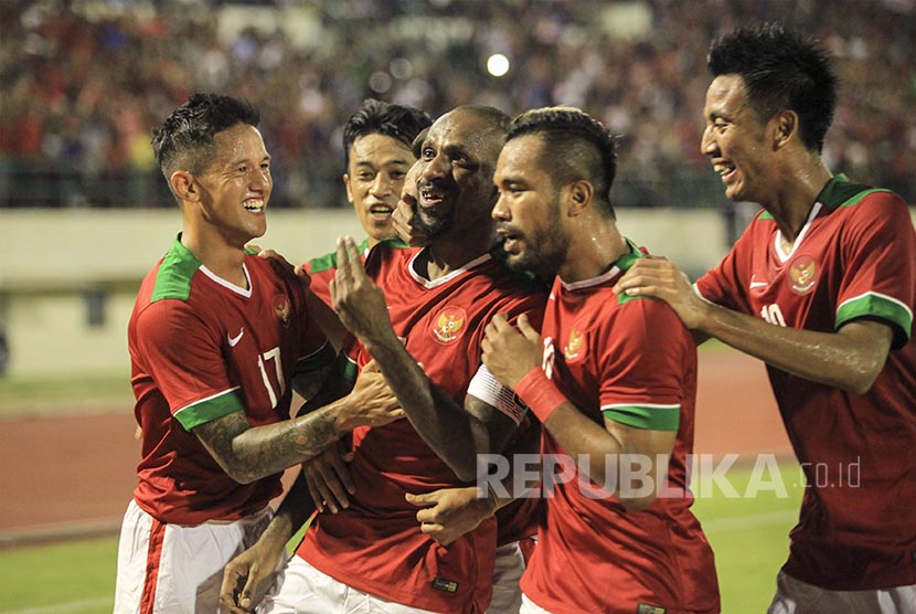 Timnas Indonesia AFF 2016 melakukan selebrasi dalam pertandingan ujicoba melawan Timnas Malaysia di Stadion Manahan Solo, Selasa (6/9)
