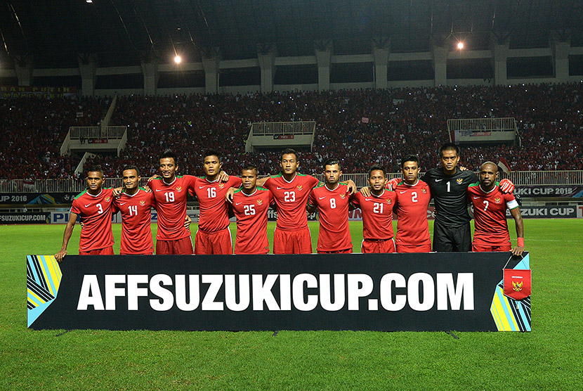 Timnas Indonesia berfoto bersama sebelum bertanding melawan Thailand pada babak final putaran pertama AFF Suzuki Cup 2016 di Stadion Pakansari, Cibinong, Kabupaten Bogor, Jawa Barat, Rabu (14/12).