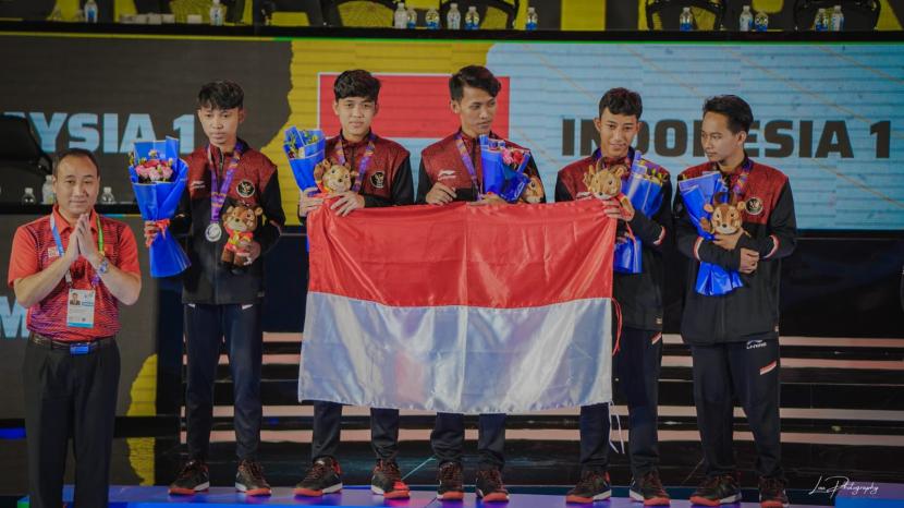 Timnas Indonesia berhasil meraih medali perak di ajang SEA Games Vietnam 2021 untuk cabang olahraga esports Free Fire.