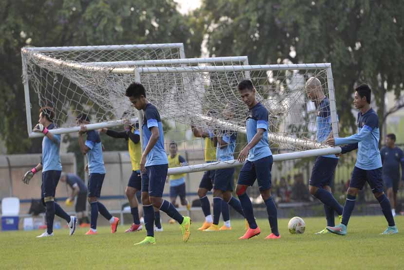 Timnas Indonesia mengangkat gawang bersama-sama saat latihan di komplek Stadion My Dinh, Hanoi, Kamis (20/11). 