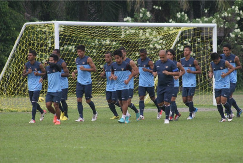  Timnas Indonesia mengikuti latihan di Stadion Universitas Sumatera Utara (USU) Medan, Sumut, Kamis (17/1). 