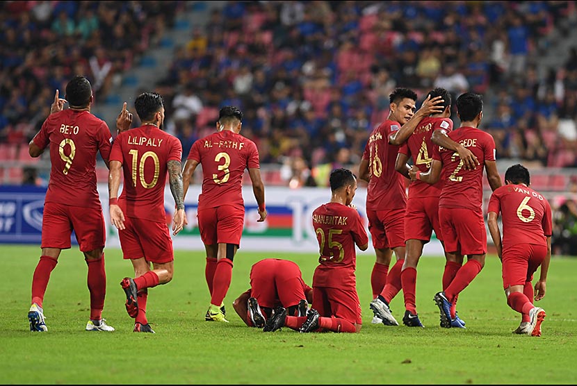 Timnas Indonesia merayakan gol yang dicetak Zulfiandi (kedua kanan) ke gawang Thailand dalam laga lanjutan Piala AFF 2018 di Stadion Nasional Rajamangala, Bangkok, Thailand, Sabtu (17/11)