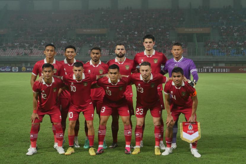 Timnas Indonesia berpose sesaat sebelum melawan Burundi dalam laga FIFA Matchday di Stadion Patriot Candrabhaga, Bekasi, Jawa Barat, Sabtu (25/3/2023).