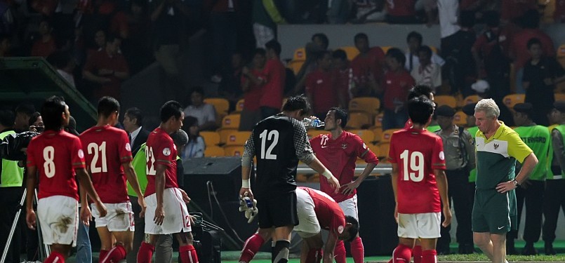 Timnas Indonesia tertunduk lesu usai dikalahkan Qatar pada pertandingan babak kualifikasi Piala Dunia 2014 di Stadion Utama Gelora Bung Karno, Senayan, Jakarta, Selasa malam (11/10). (Republika/Edwin Dwi Putranto)