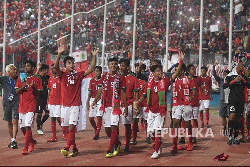 Timnas Indonesia U-16 bersama tim official melambaikan tangan ke suporter usai pertandingan. 