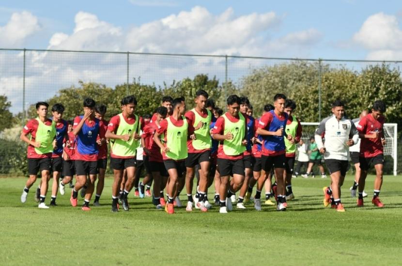 Para pemain timnas Indonesia U-17 berlatih di Jerman.