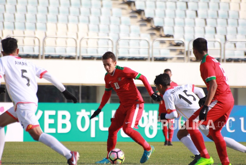 Penyerang timnas Indonesia U-19 Egy Maulana Vikri (tengah).