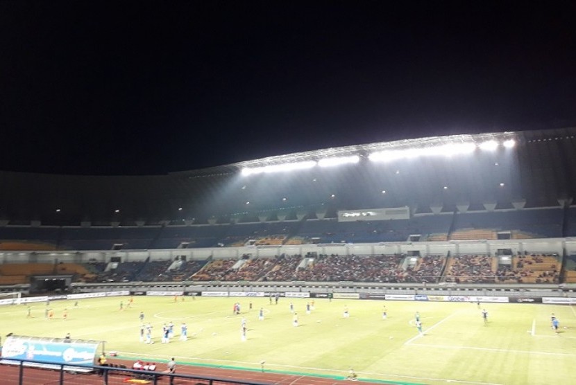 Timnas Indonesia U-19 dan RCD Espanyol B menjalani pemanasan menjelang pertandingan uji coba di Stadion Gelora Bandung Lautan Api, Bandung, Jumat (15/7).