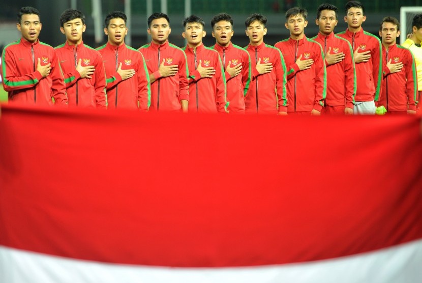 Timnas Indonesia U-19 menyanyikan lagu Indonesia Raya sebelum melawan Timnas Kamboja U-19 dalam pertandingan persahabatan di Stadion Patriot Candrabhaga, Bekasi, Jawa Barat, Rabu (4/10).