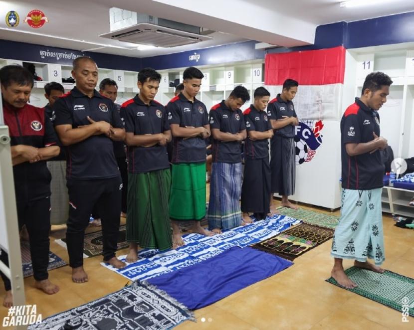 Timnas Indonesia U-22 melakukan shalat Magrib berjamaah di stadion sebelum kembali ke hotel seusai taklukkan Vietnam 3-2 di babak semifinal.