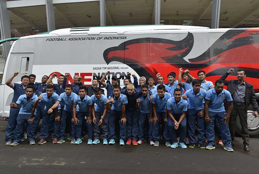 Timnas Indonesia U-23 bersama para pelatih dan official berfoto bersama usai dilepas secara resmi untuk berlaga di SEA Games ke-27 Myanmar di Stadion Utama, Gelora Bung Karno, Senayan, Jakarta, Selasa (3/12). 