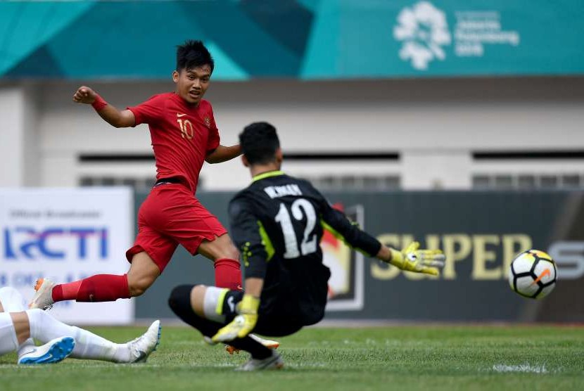  Timnas Indonesia U19 Witan Sulaeman (kiri) menendang bola melewati kiper Timnas Yordania U19 Waleed Issam Ahmad pada pertandingan persahabatan di Stadion Wibawa Mukti, Cikarang Timur, Jawa Barat, Sabtu (13/10). Timnas Indonesia U19 menang 3-2. 