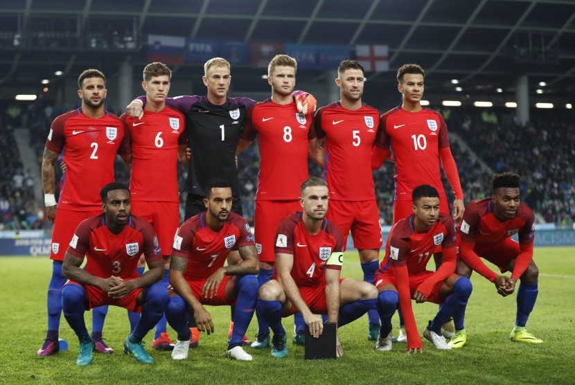 Timnas Inggris berfoto sebelum laga kualifikasi Piala Dunia lawan Slovenia, di stadion Stozice, Ljubljana, Rabu (12/10) dini hari WIB. Pada laga itu, Jordan Henderseon menjadi kapten the Three Lions.