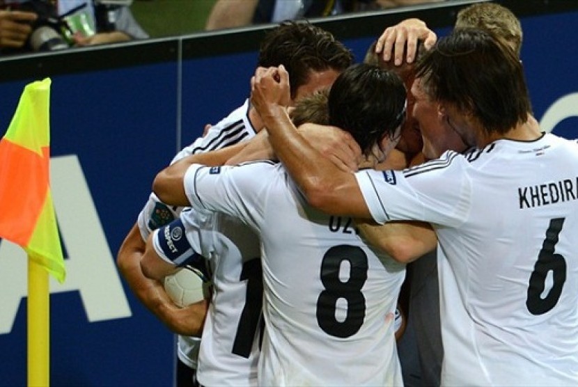 Timnas Jerman berhasil meruntuhkan tembok pertahanan Yunani di partai perempat final Piala Eropa 2012. Dalam laga itu, Jerman menang 4-2 dan berhak melangkah ke fase empat besar alias semifinal Euro 2012.