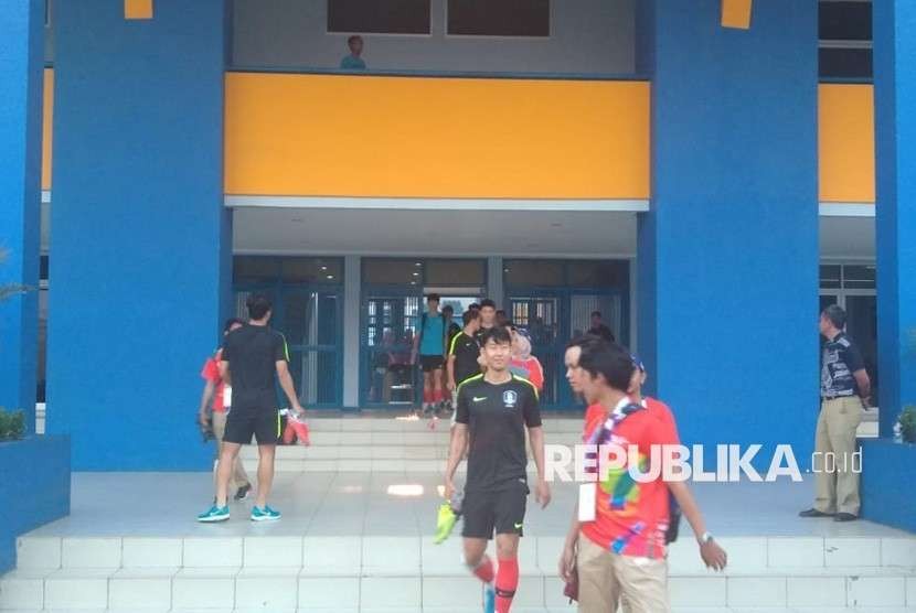 Timnas Korea Selatan U-23 usai latihan di SPOrT Jabar, Kota Bandung, Selasa (14/8). Sejumlah penggemar klub Tottenham Hotspurs, Indo Spurs Bandung turut menemani Song Heungmin latihan bersama Timnas. 