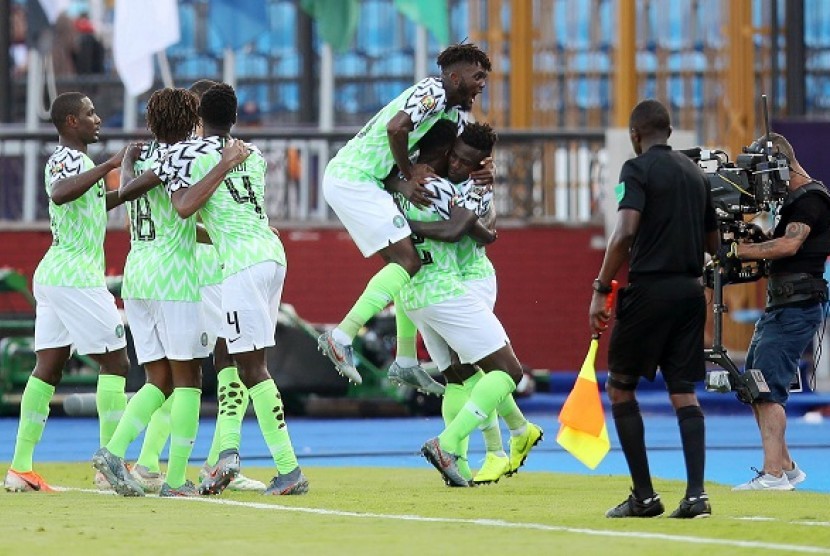 Para pemain timnas Nigeria saat merayakan kemenangan atas Mesir di Piala Afrika 2021.