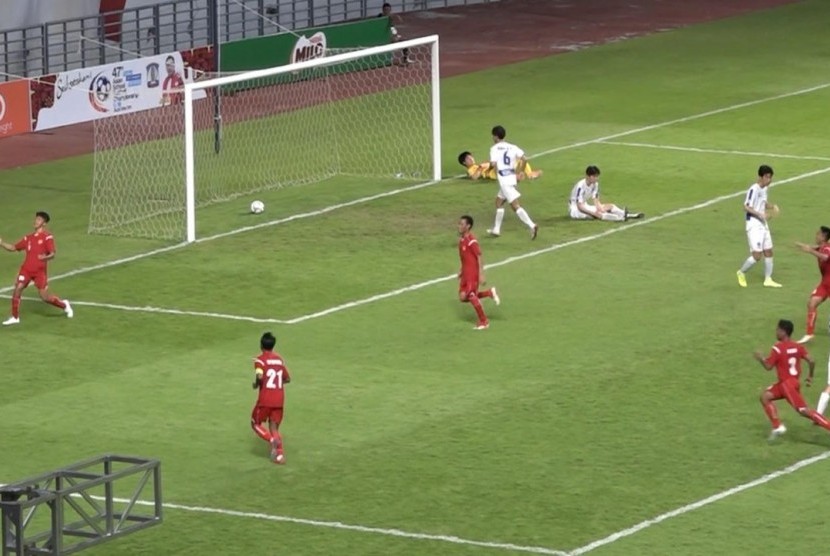 Timnas pelajar Indonesia mencetak gol ke gawang Korsel.