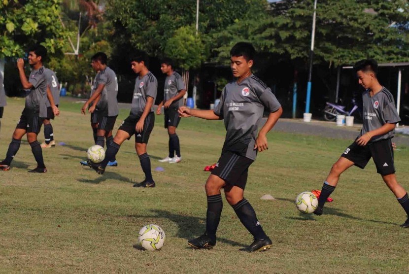 Timnas Pelajar Indonesia tengah berlatih di Balikpapan, Senin (18/11).